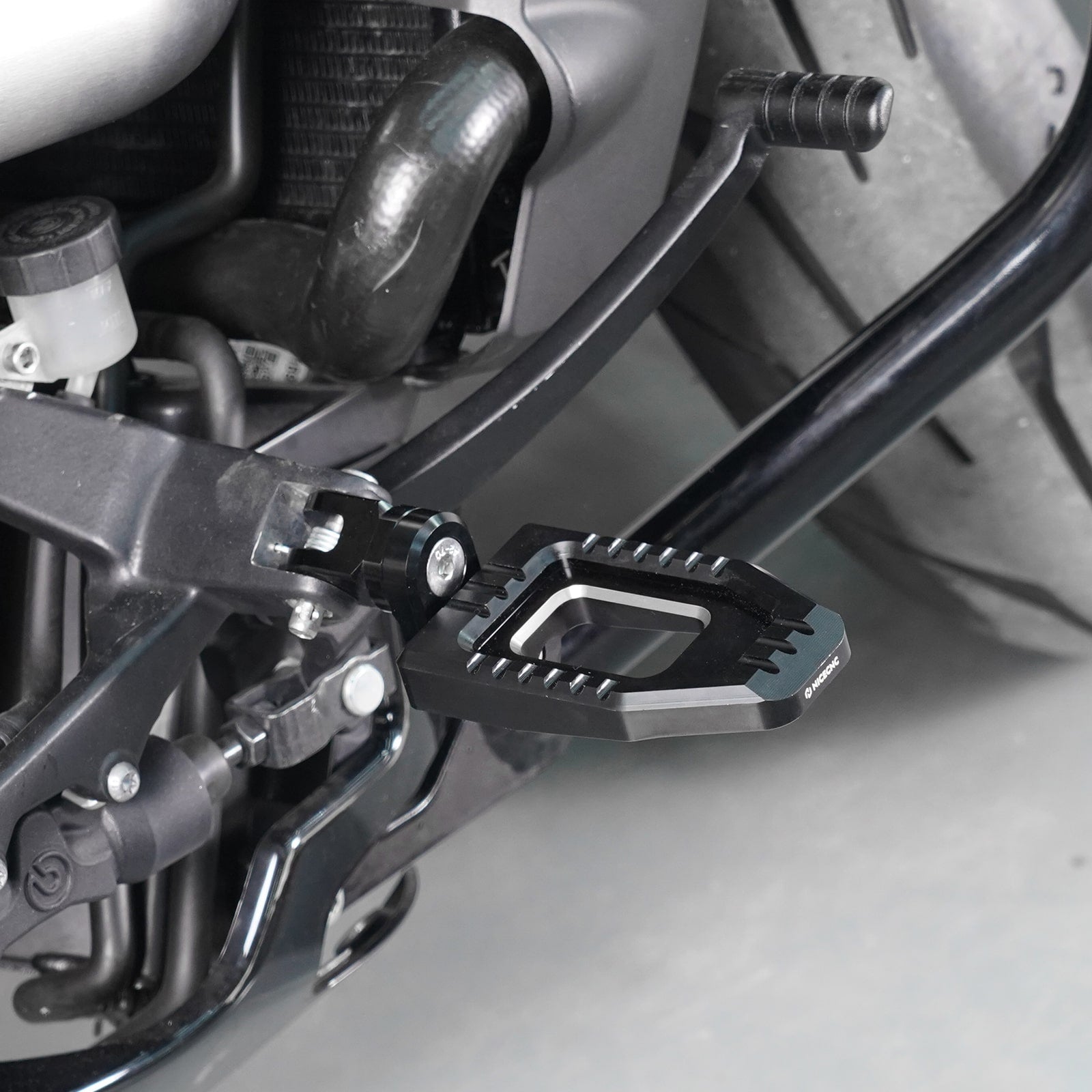 Adjustable Enlarged Rider Footpegs For Harley Sportster S 1250 2021-2024