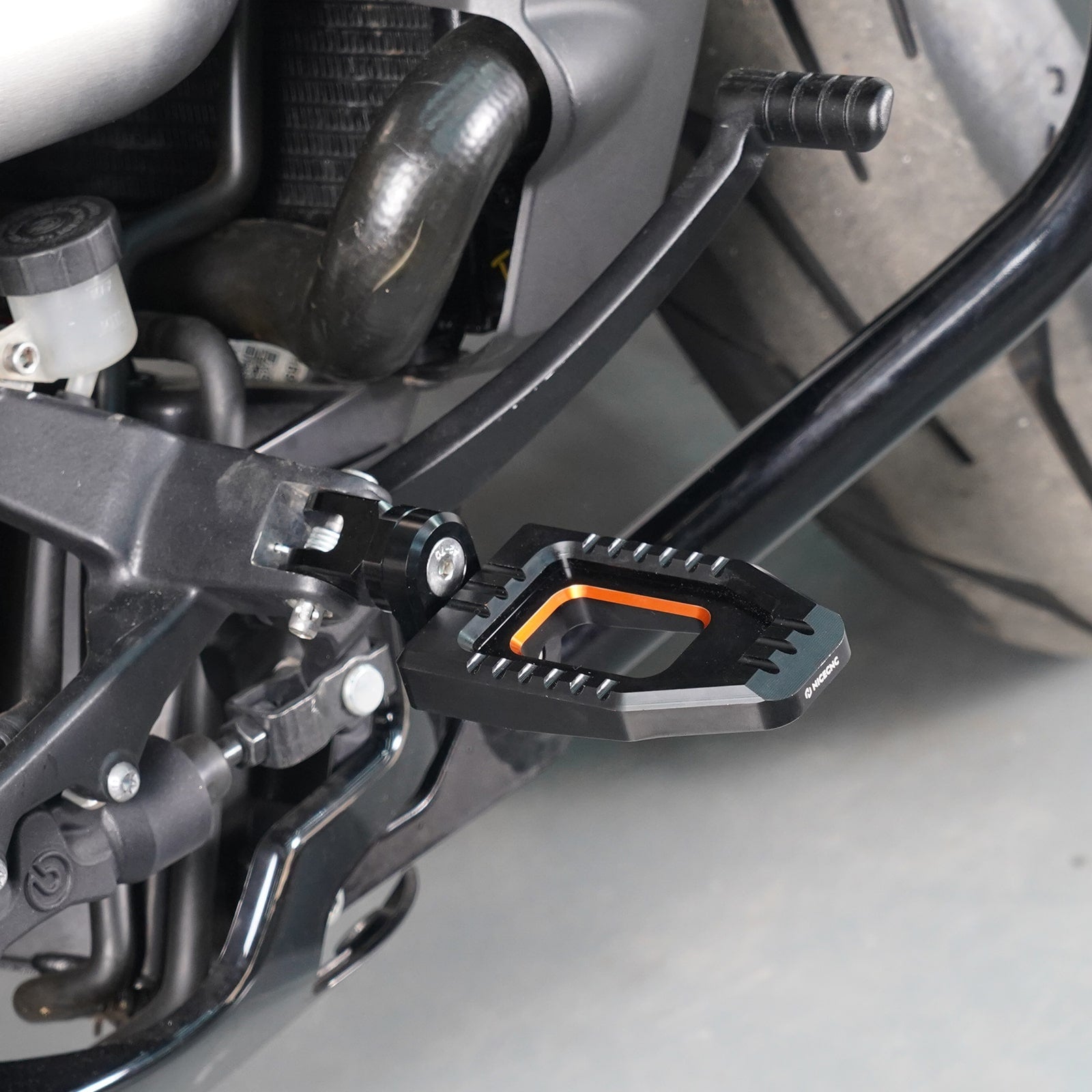 Adjustable Enlarged Rider Footpegs For Harley Softail Standard Low Rider S ST Street Bob