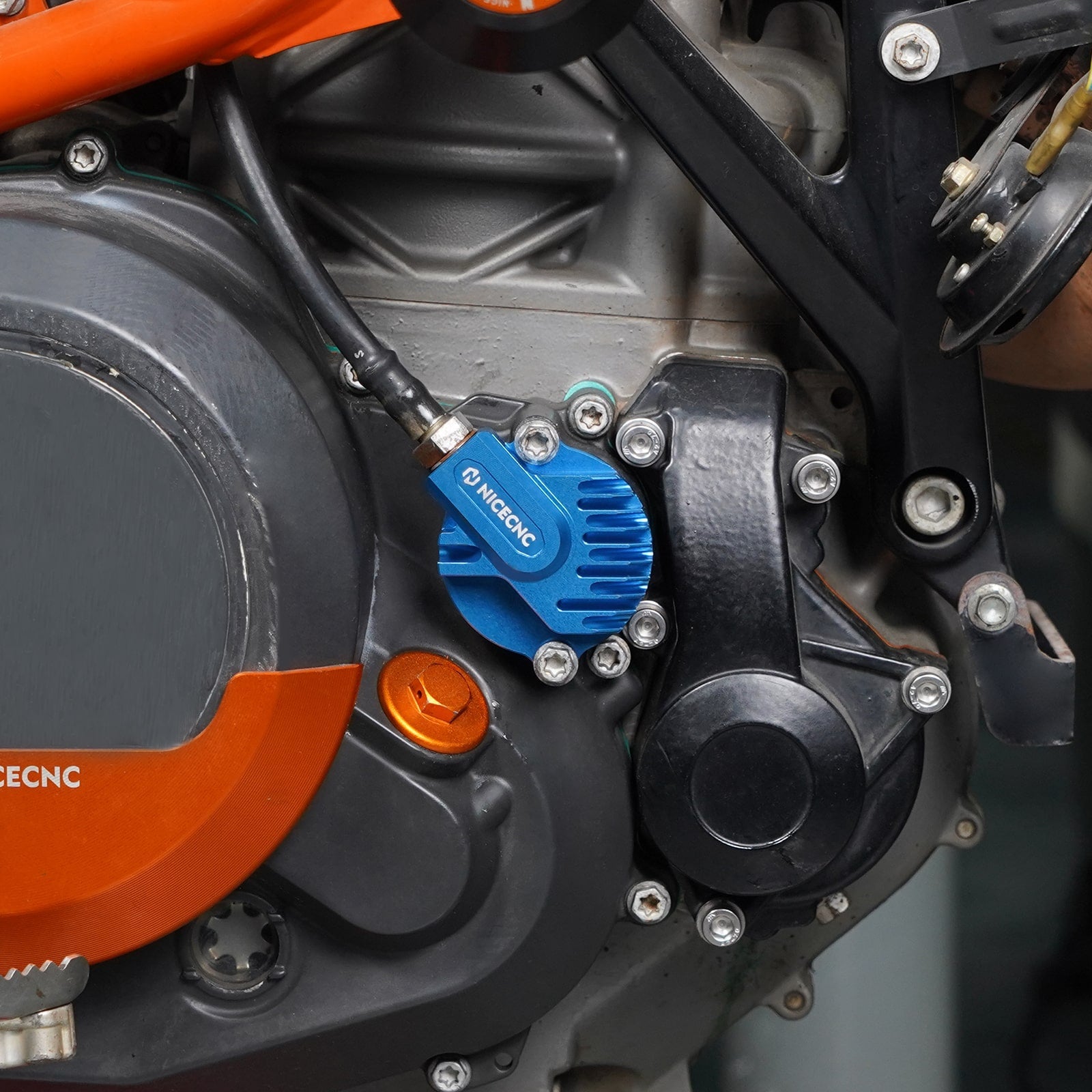 Engine Oil Filter Cap Cover For Husqvarna 701 Enduro Supermoto Vitpilen Svartpilen