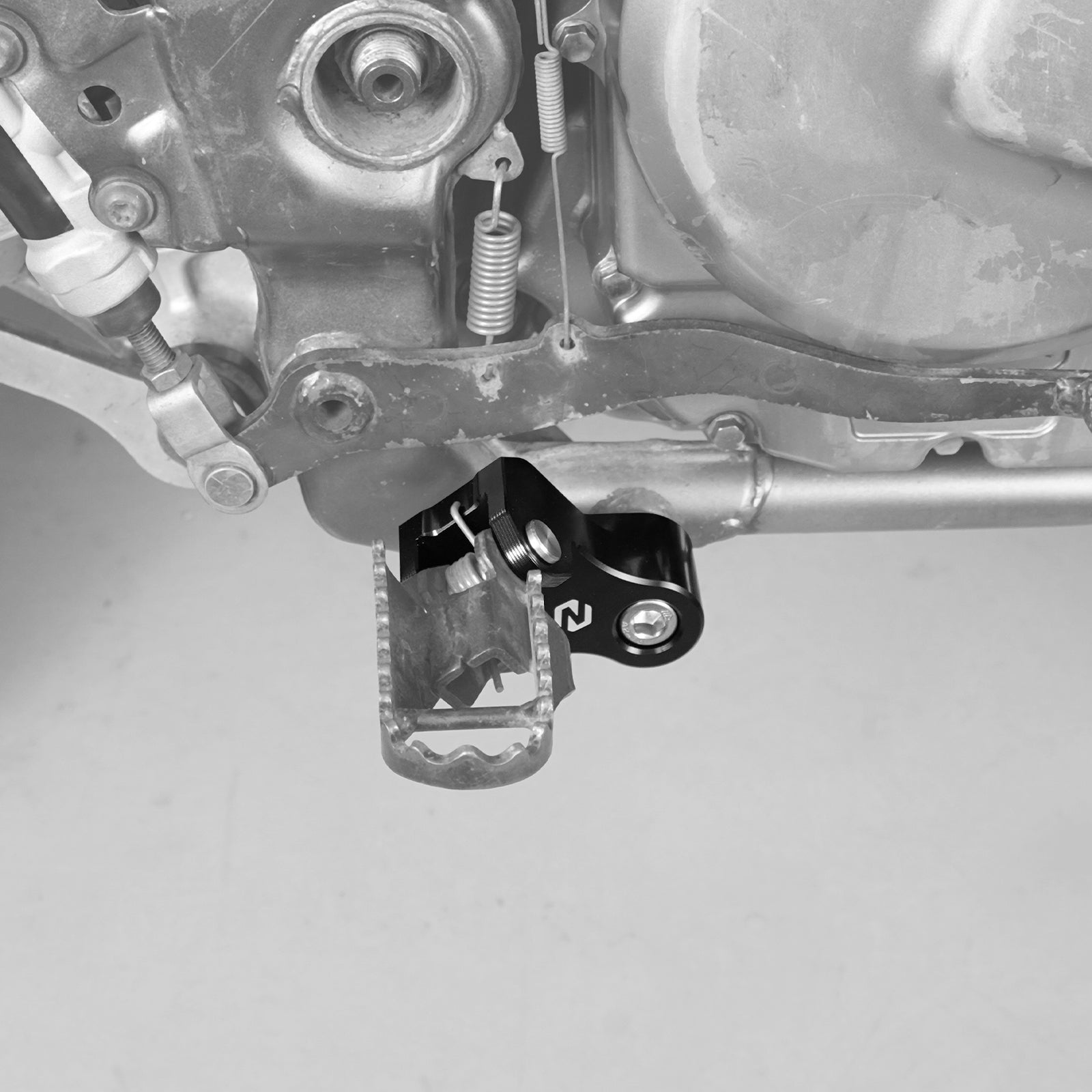 Enlarged Footpegs + Lowered Foot Peg Brackets For Suzuki DR650 S / SE 1996-2025