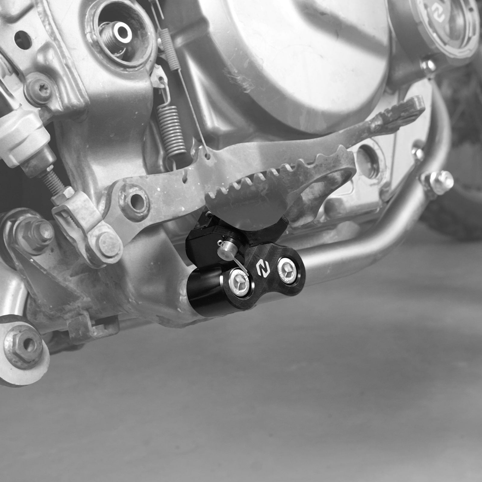 Pair Lowered Footpeg Brackets For Suzuki DR650 S / SE 1996-2025