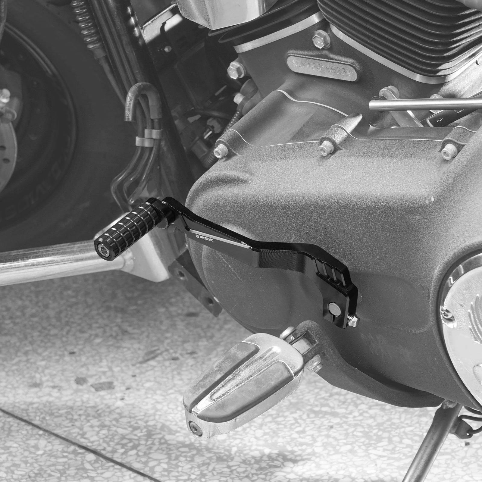 Gear Shift Lever with Peg For Harley Dyna Street Bob Super Glide Fat Bob Low Rider
