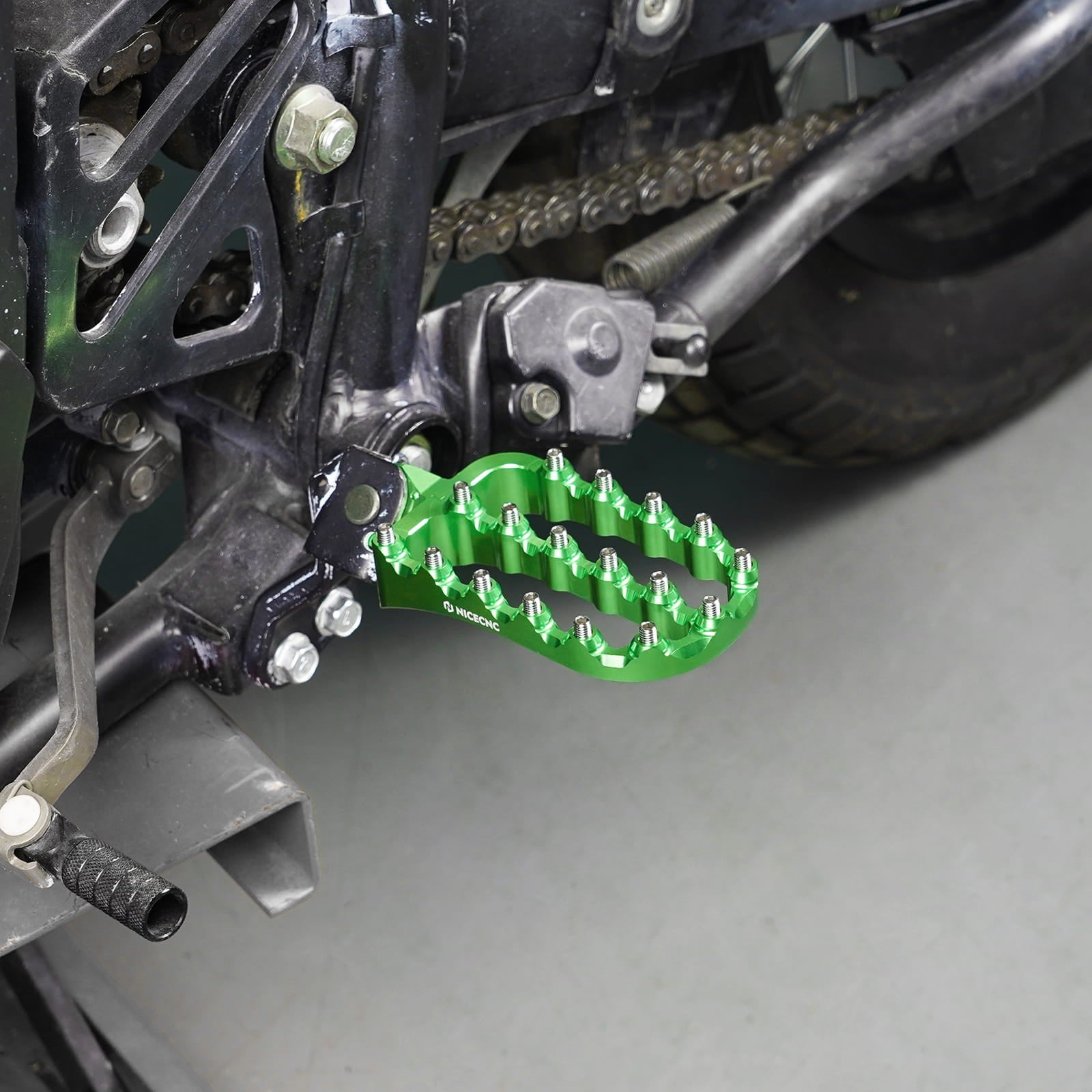 Enlargerd Wide Footpegs Pedals + Lowered Brackets For Kawasaki KLR650 1987-2018