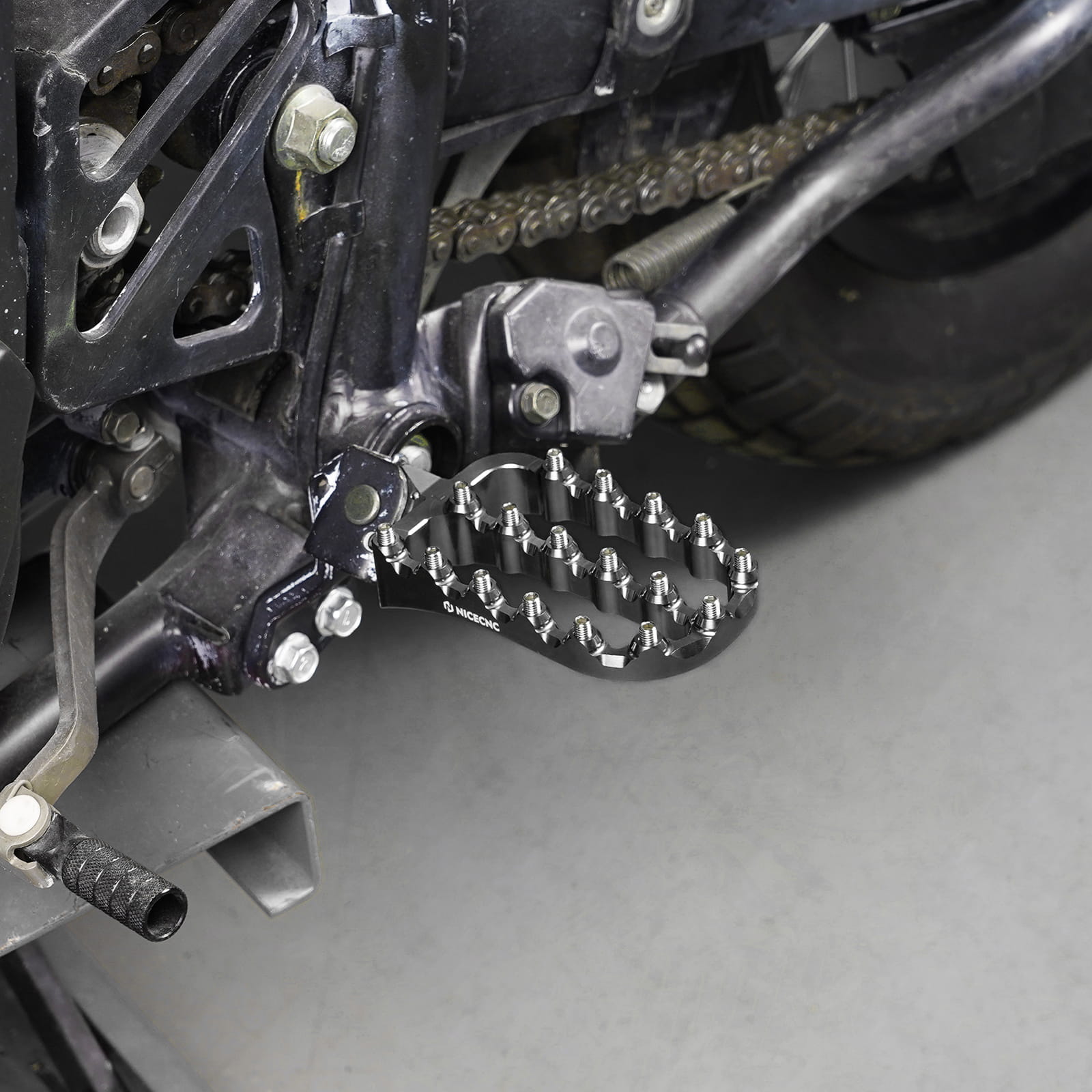 Enlargerd Wide Footpegs Pedals + Lowered Brackets For Kawasaki KLR650 1987-2018