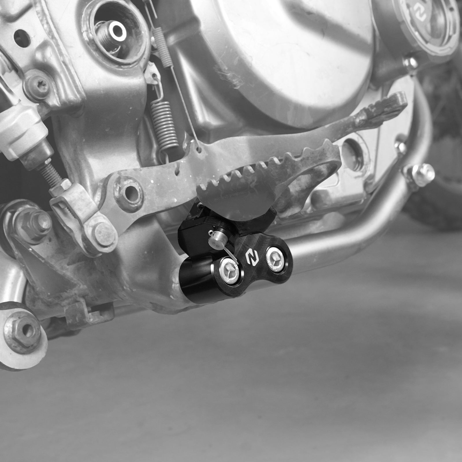 Enlarged Footpegs + Lowered Foot Peg Brackets For Suzuki DR650 S / SE 1996-2025